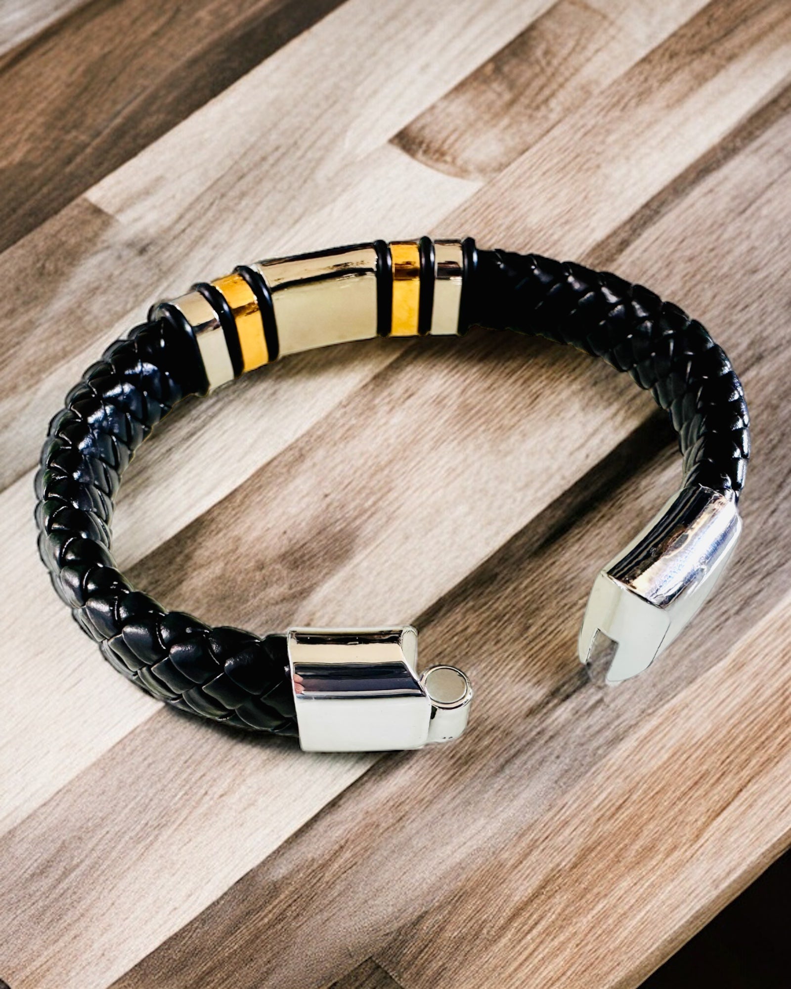 Modische Hip Hop Armbanduhr für Männer mit individuellem Gravur und magnetischem Verschluss – Wählen Sie den Stil mit silbernen oder goldenen Akzenten, 22cm PU-Leder