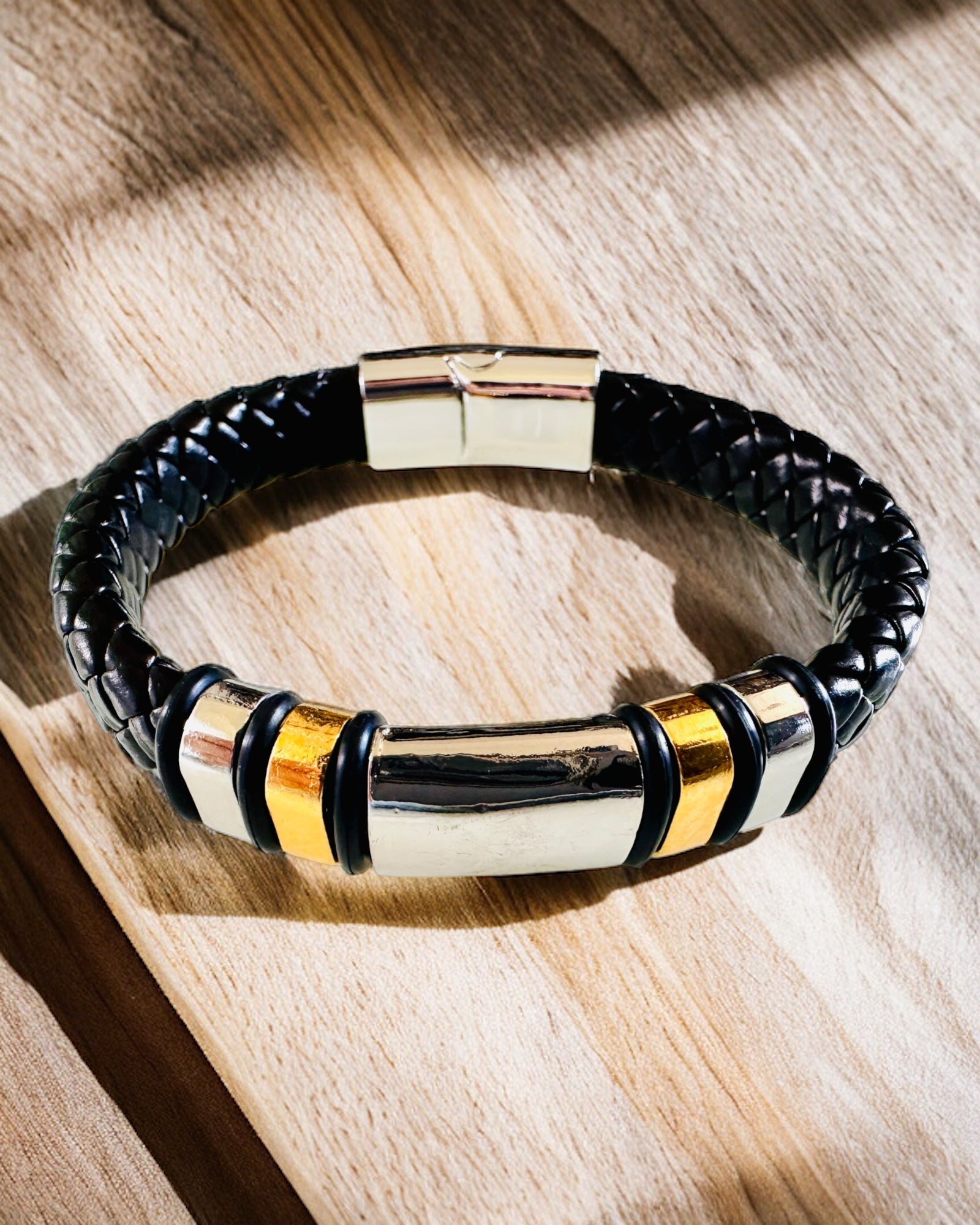 Modische Hip Hop Armbanduhr für Männer mit individuellem Gravur und magnetischem Verschluss – Wählen Sie den Stil mit silbernen oder goldenen Akzenten, 22cm PU-Leder