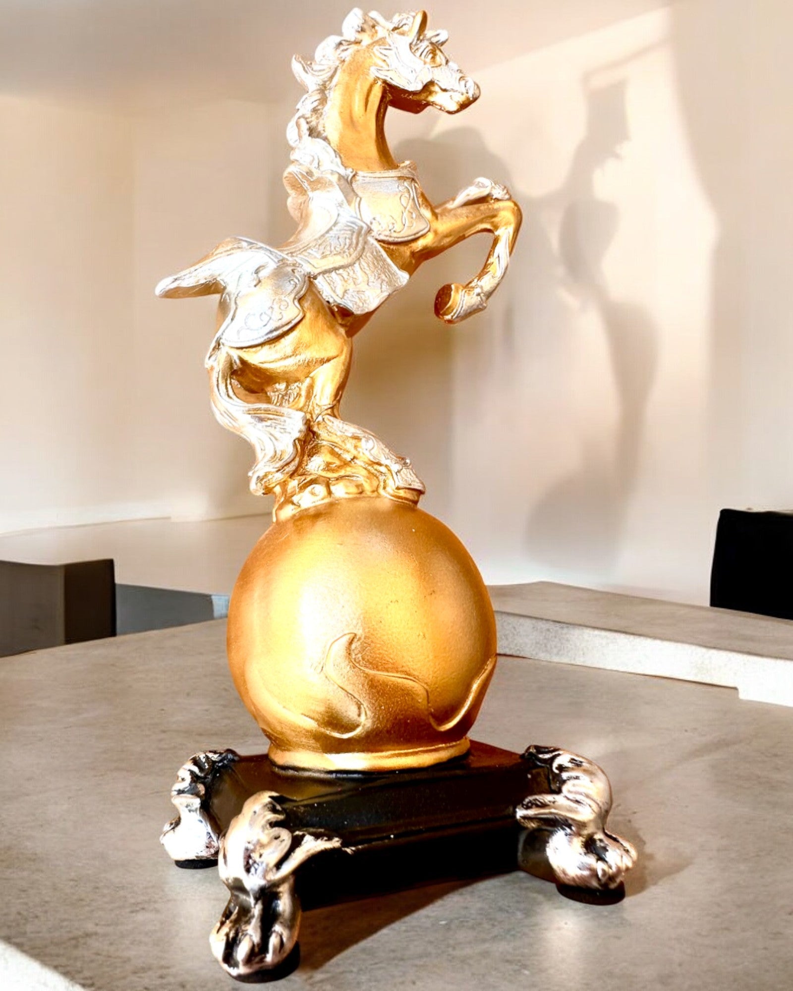 Elegante Statue "Goldenes Pferd" - mit Gravurmöglichkeit als Geschenk