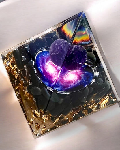 Pyramide Energetische Orgonit Kosmische Energie - Amulett mit Amethyst und Spänen