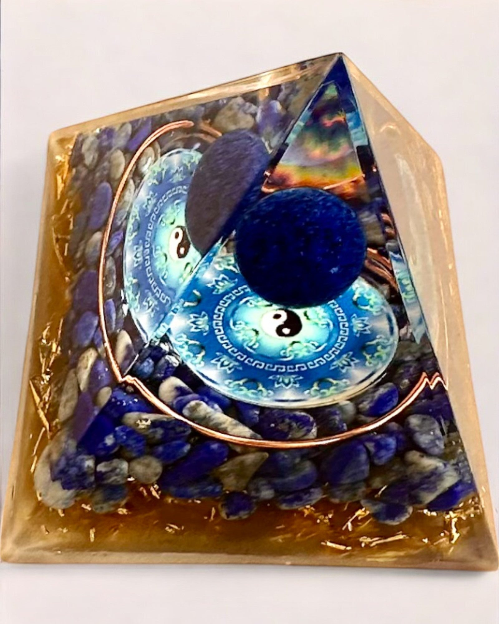 Energetische Orgonit-Pyramide "Zenith" aus Lapislazuli, ideal als Geschenk