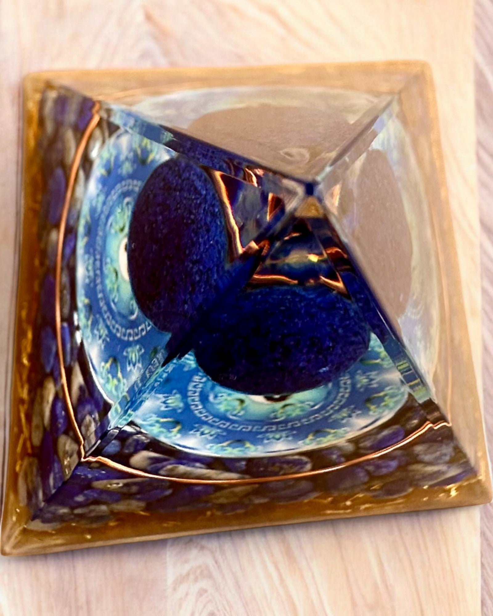 Energetische Orgonit-Pyramide "Zenith" aus Lapislazuli, ideal als Geschenk