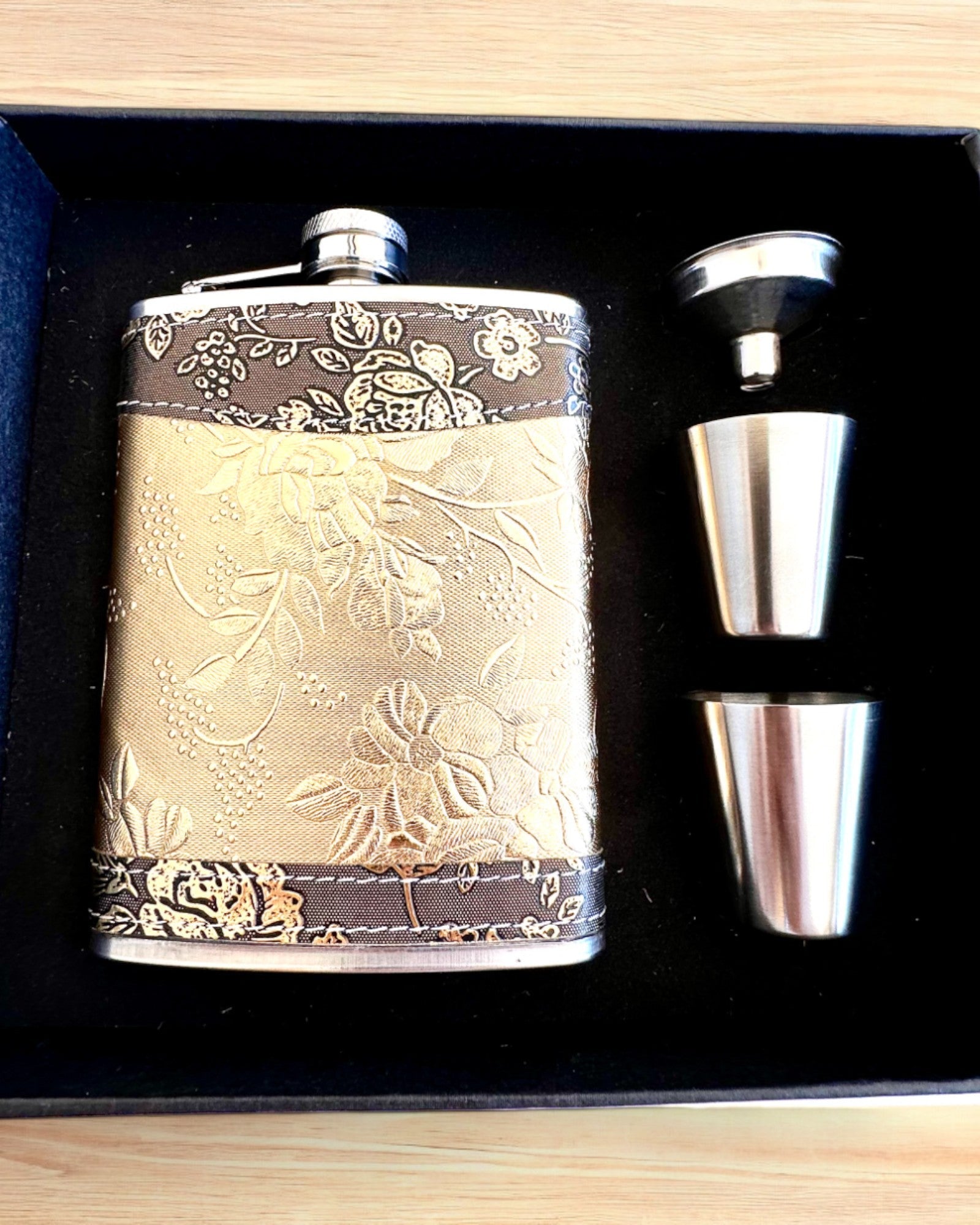 Elegante Flasche "Golden Rose" mit einem Set von Gläsern, Personalisierung durch Gravur als Geschenk