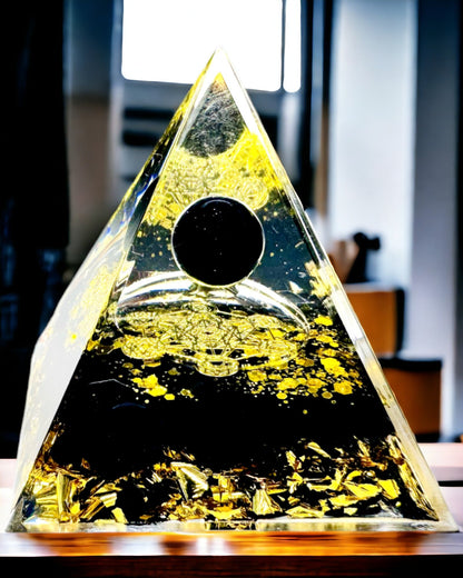 Kristallpyramide aus Amethyst - Bringt positive Energie und unterstützt die Meditation. Farbe gold-schwarz