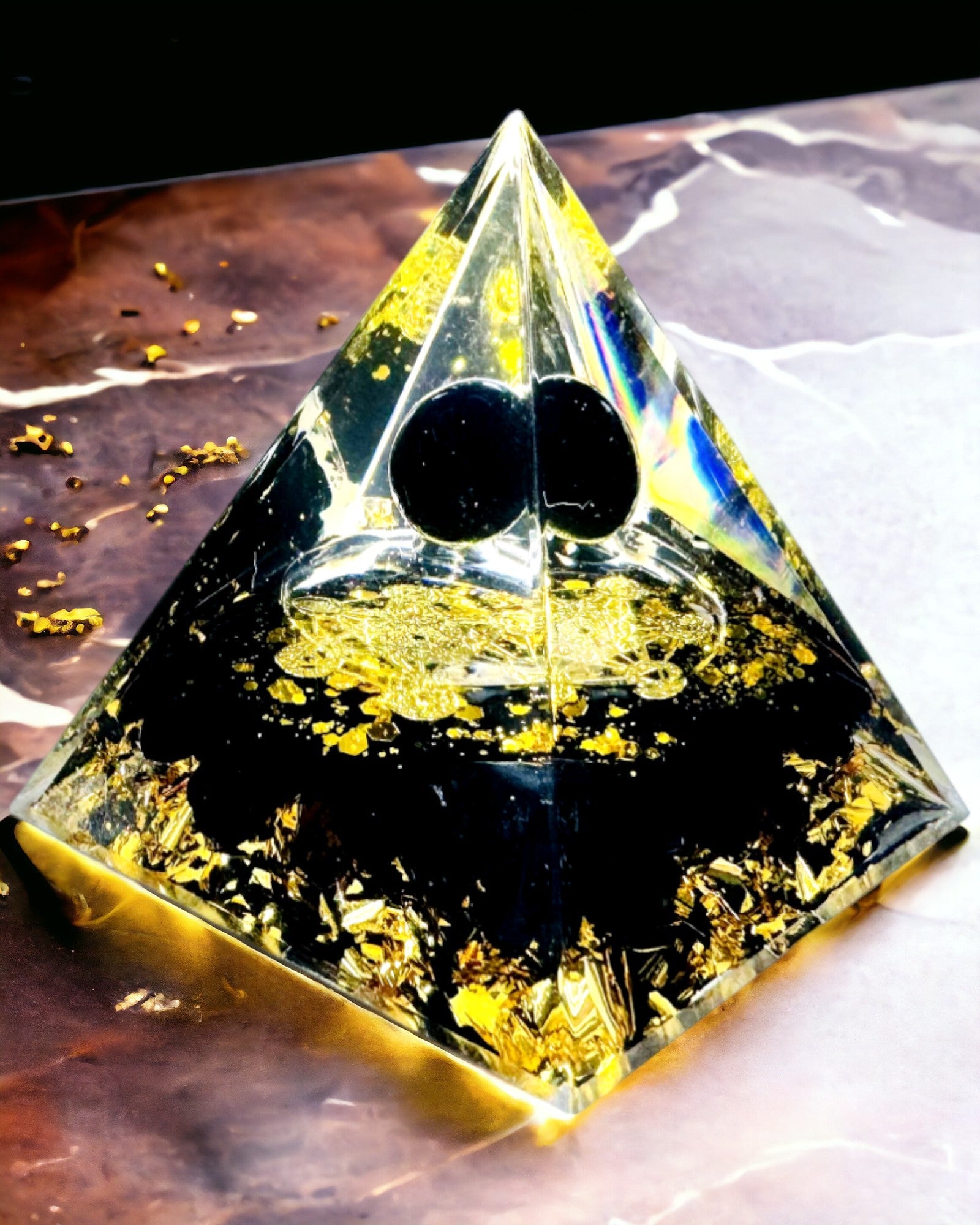 Kristallpyramide aus Amethyst - Bringt positive Energie und unterstützt die Meditation. Farbe gold-schwarz