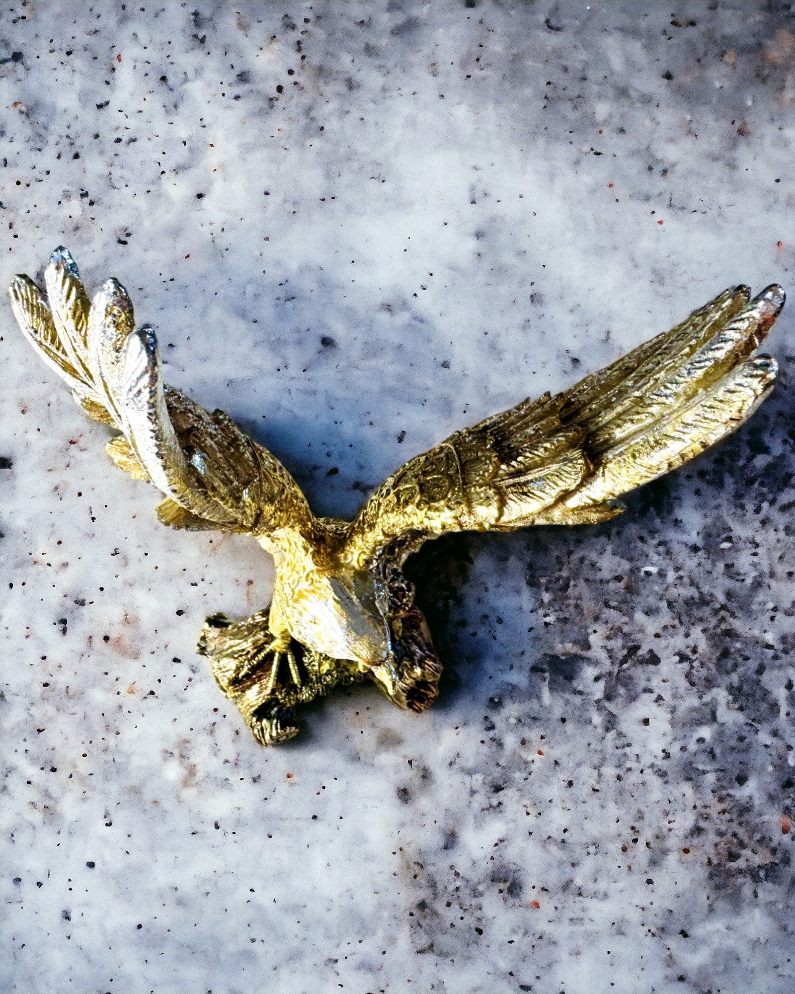 Statue "Goldener Adler" mit Personalisierungsoption - Dekoration aus Harz