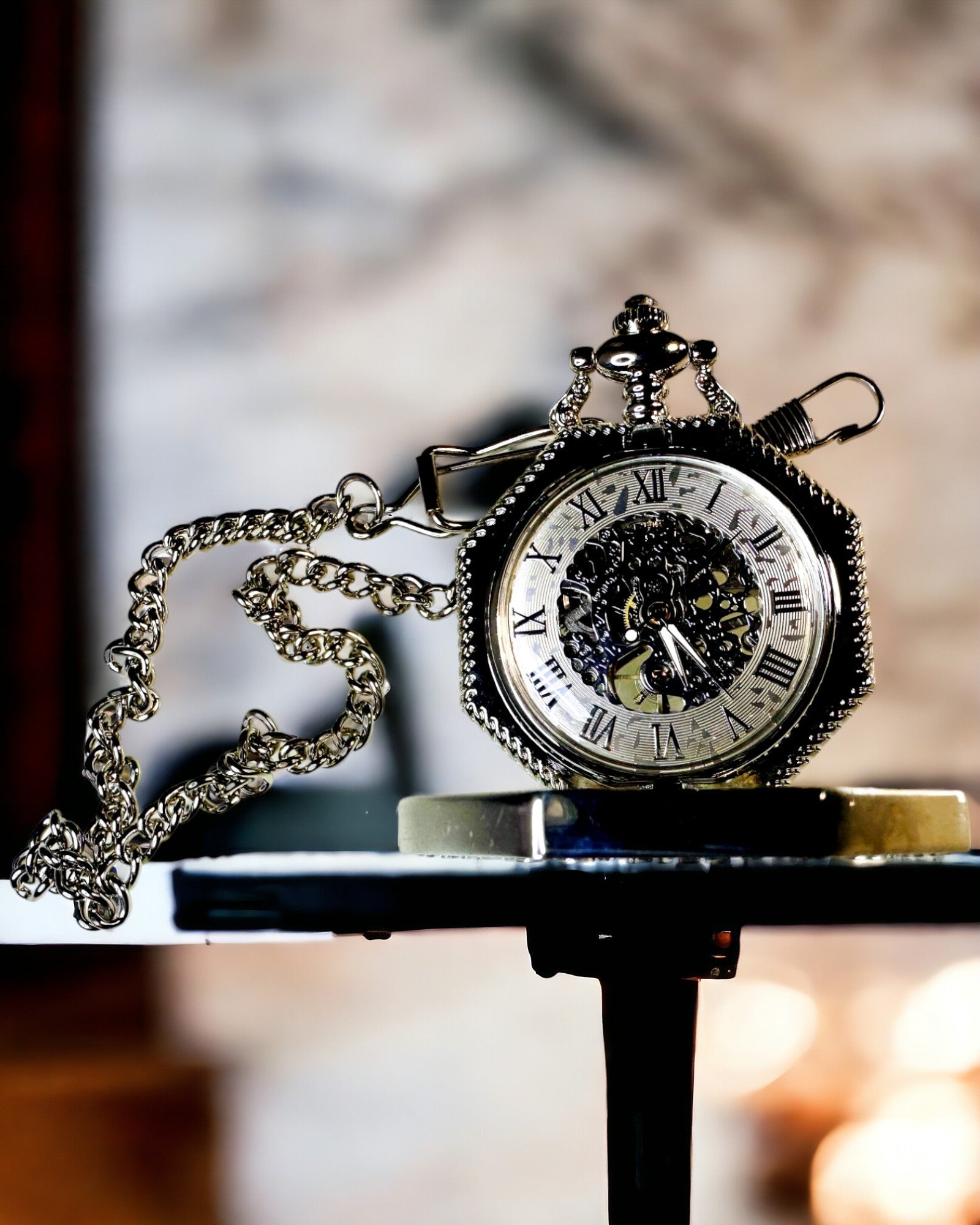 Klassische silberne achteckige mechanische Taschenuhr mit durchbrochener Zifferblatt im Steampunk-Stil