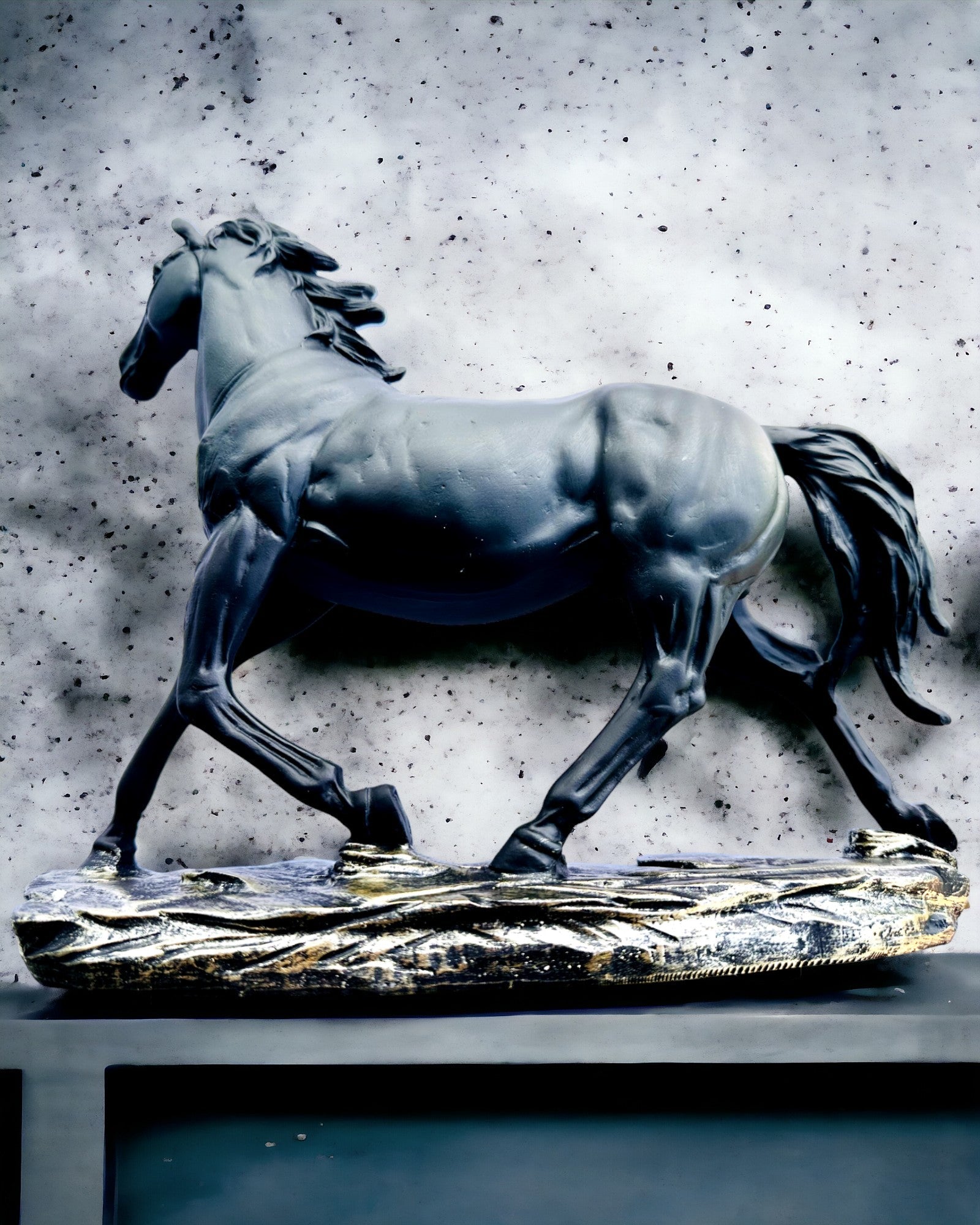 "Schwarzer Galopp" - Elegante Pferdefigur mit Gravurmöglichkeit