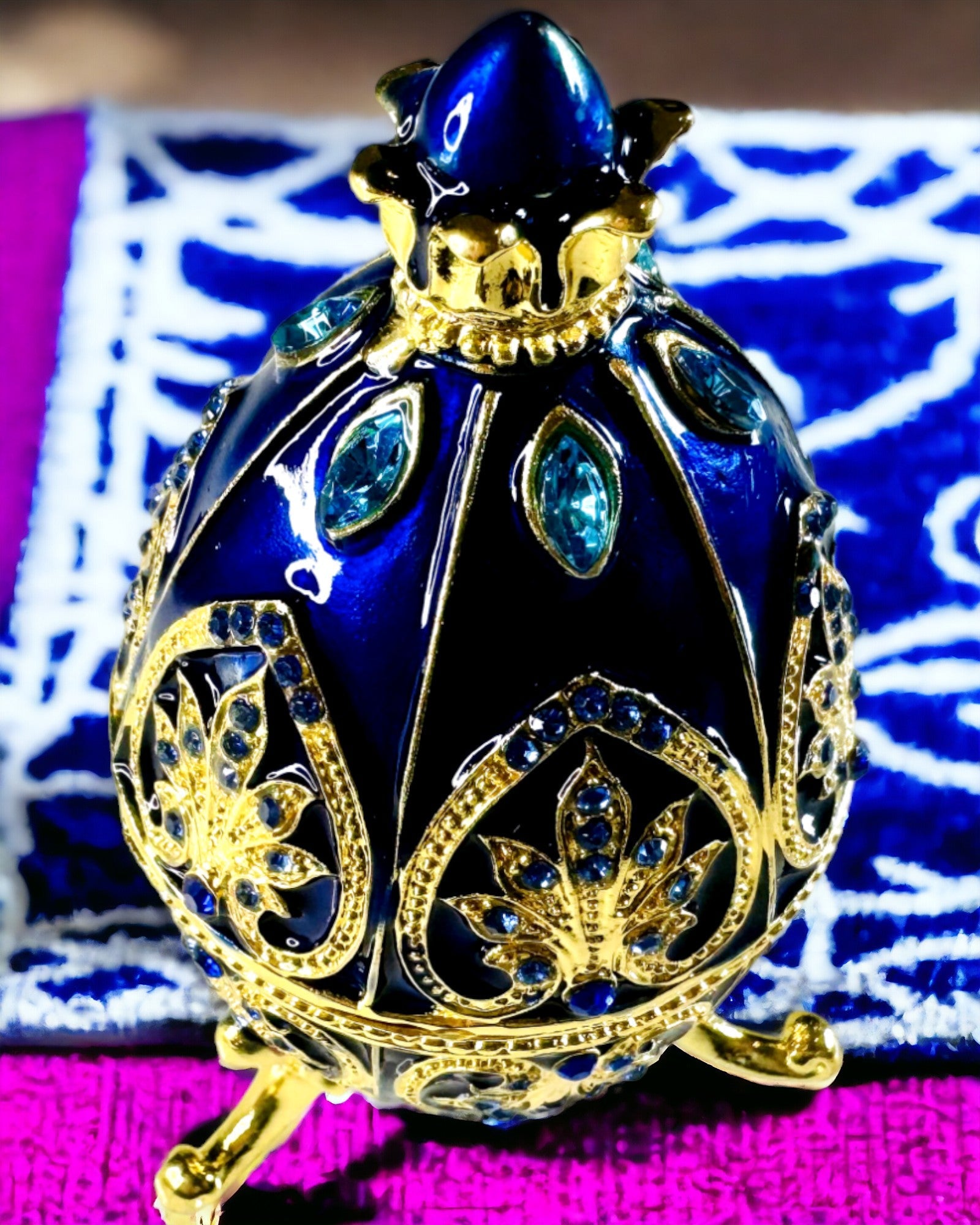 Exklusives Fabergé-Ei - dunkle blaue Farbe – Dekorative Schmuckschatulle aus Emaille