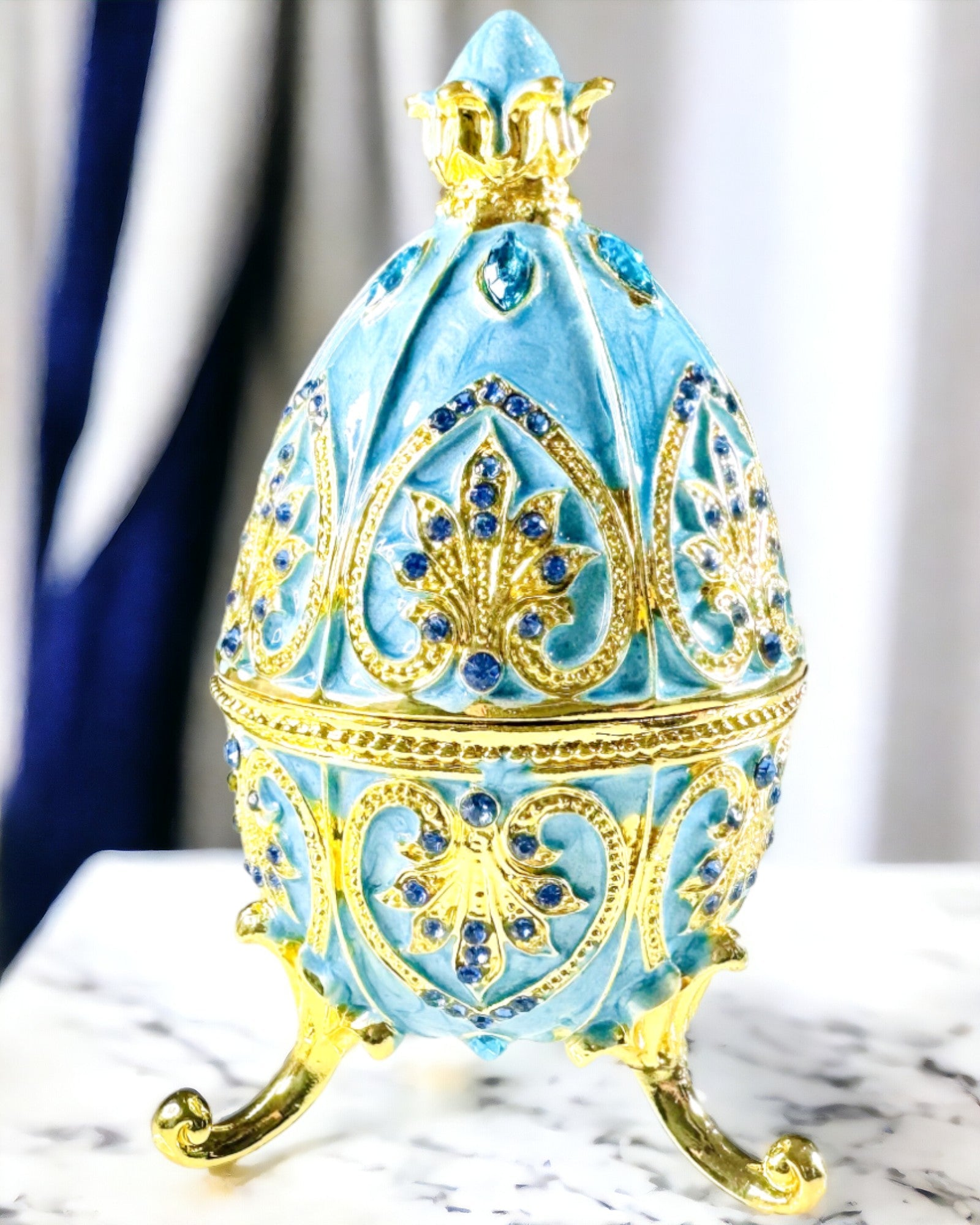 Himmlisches Fabergé-Ei – Emailierter Schmuckorganisator - Farbe Himmelblau. Personalisierung durch Gravur.