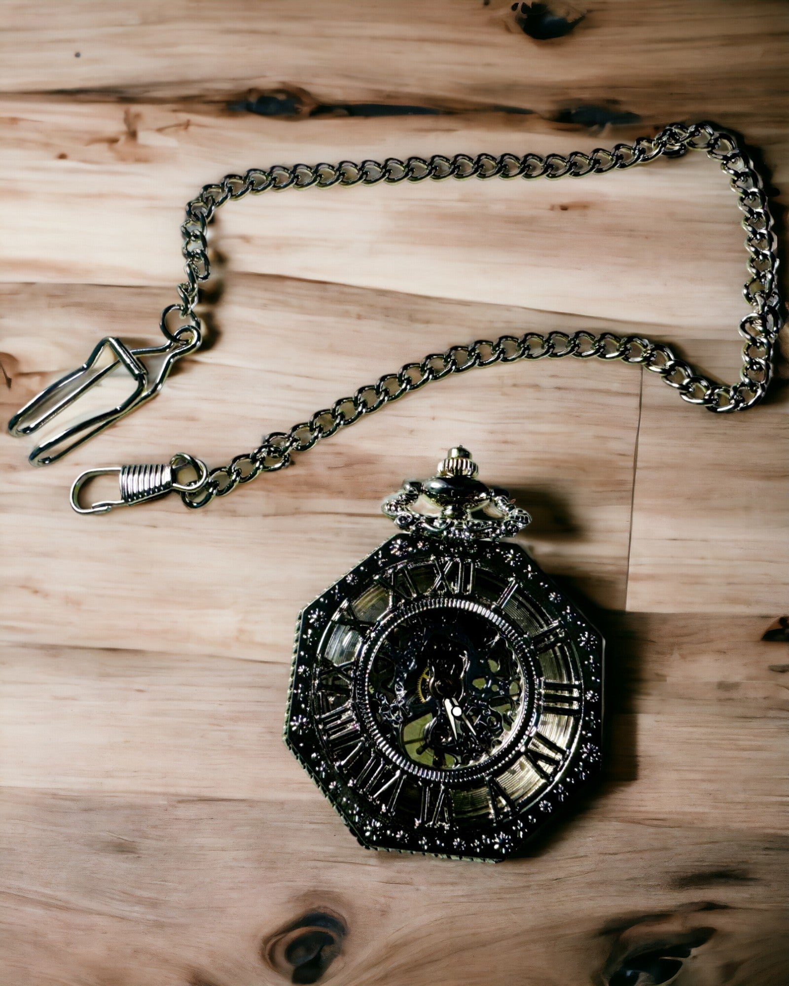 Klassische silberne achteckige mechanische Taschenuhr mit durchbrochener Zifferblatt im Steampunk-Stil