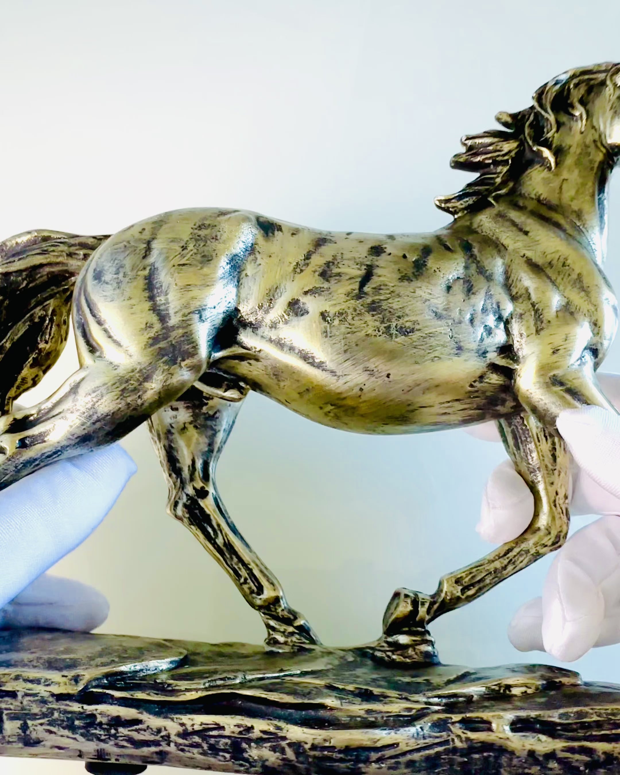 "Reiterfigur im Galopp aus Harz mit Gravuroption"