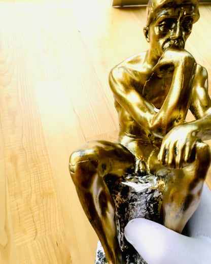 Goldener Denker - Figur aus Harz, Personalisierung mit Gravur