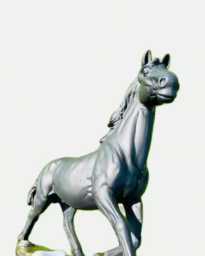 "Schwarzer Galopp" - Elegante Pferdefigur mit Gravurmöglichkeit