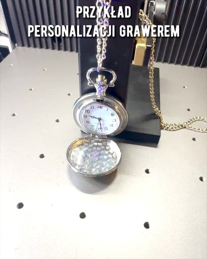 Taschenuhr "CloverTime" mit einem Motiv des vierblättrigen Kleeblatts, Möglichkeit zur Personalisierung mit Gravur als Geschenk.