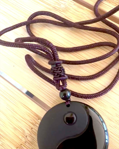 Boho-Halskette aus Obsidian Yin Yang Tai Chi, Möglichkeit zur Personalisierung mit Gravur als Geschenk