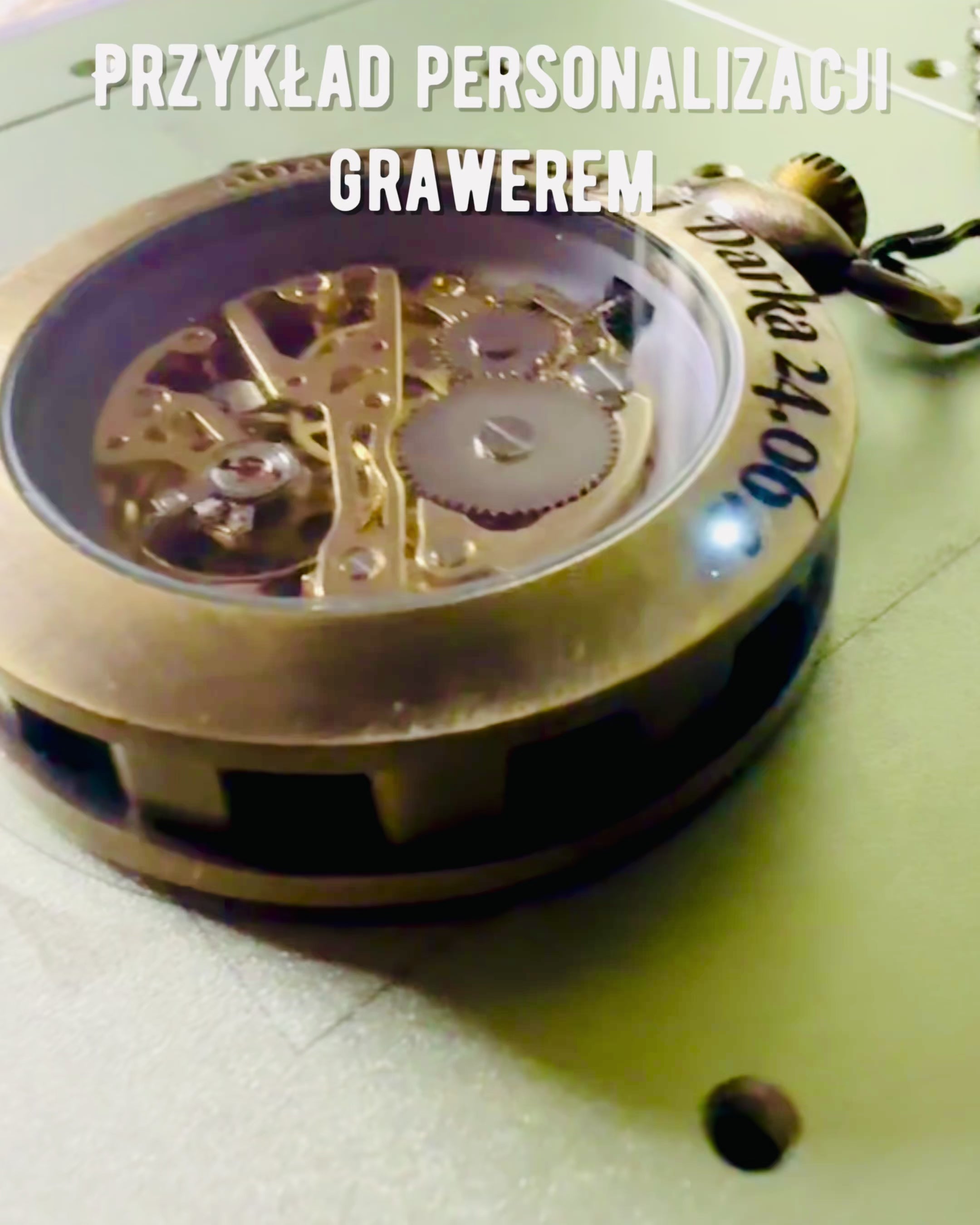 Retro Taschenuhr – Mechanisch, Farbe gehämmertes Gold mit Schwarz, Luxus, Wasserdicht, Halbautomatisch, Personalisierung mit Gravur