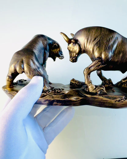 Skulptur "Zwei Rivalen" - Stier und Bär - Symbolik des Finanzmarktes, Möglichkeit der Gravur - Farbe Kupfer